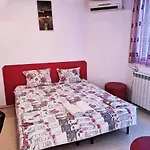 Merilyn Petrich Къща за гости